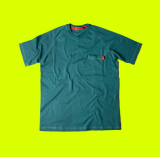Camiseta masculina de manga en color verde, con bolsillo, con detalle rojo