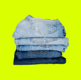 Cuatro pantalones jeans doblados y organizados uno encima del otro, en fondo verde limón