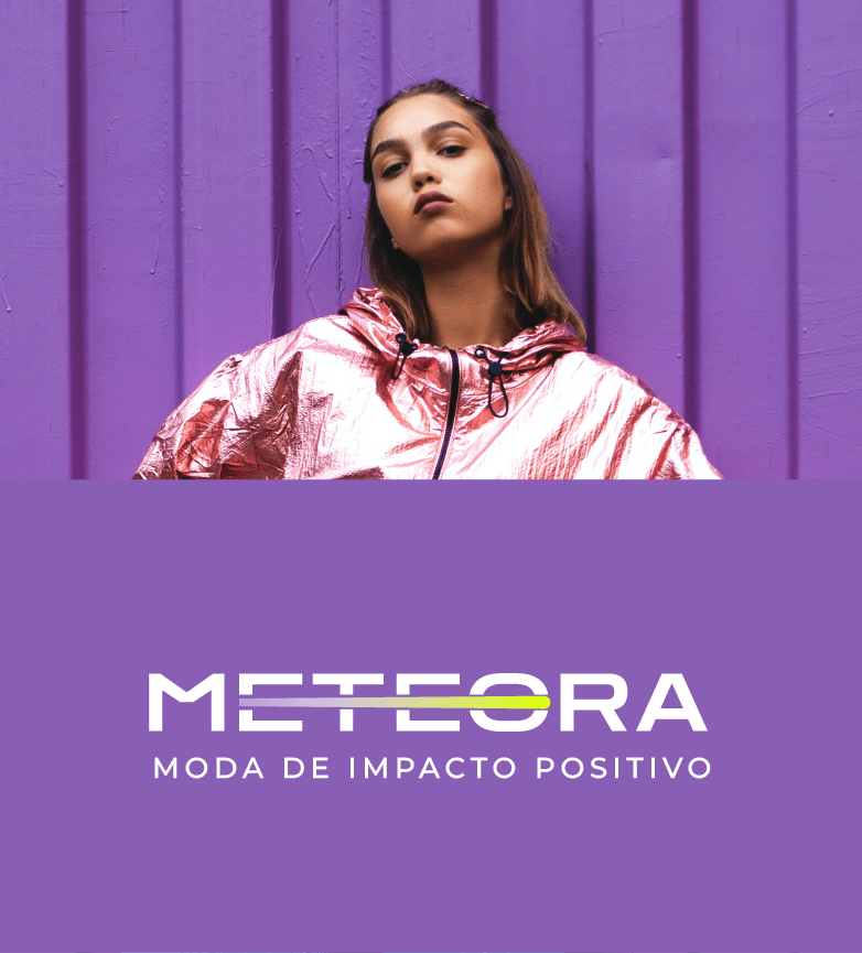 Modelo femenina vistiendo una ropa rosa