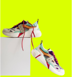 Par de zapatillas unisex con color predominante blanco y trazos en colores naranja, azul, verde y cordones rojos, sobre fondo verde limón