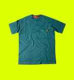 Camiseta masculina de manga en color verde, con bolsillo, con detalle rojo
