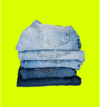 Cuatro pantalones jeans doblados y organizados uno encima del otro, en fondo verde limón