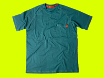 Camiseta masculina de manga en color verde, con bolsillo, con detalle rojo